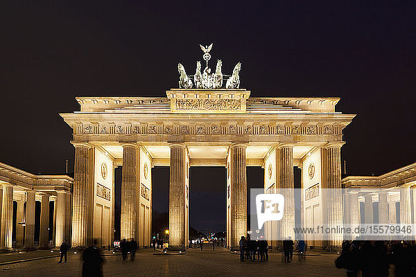 Deutschland  Berlin  Menschen am Brandenburger Tor