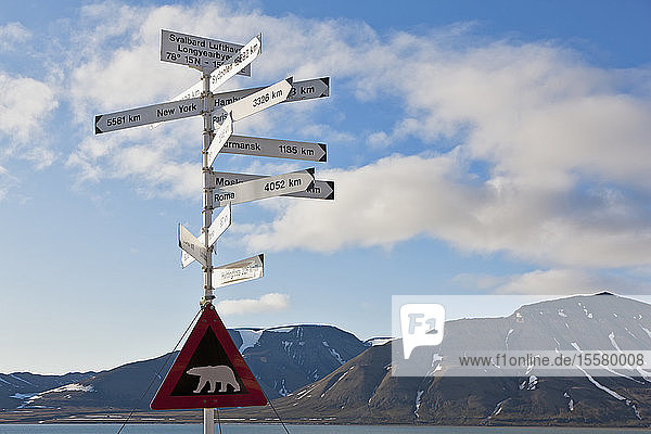Europa  Norwegen  Spitzbergen  Svalbard  Longyearbyen  Wegweiser mit Vorsicht Eisbärenschild