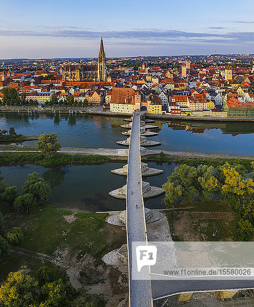Luftaufnahme der Steinernen Brücke über die Donau in Regensburg  Bayern  Deutschland