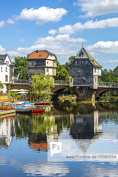 Brückenhäuser über Boote am Fluss in Bad Kreuznach  Deutschland