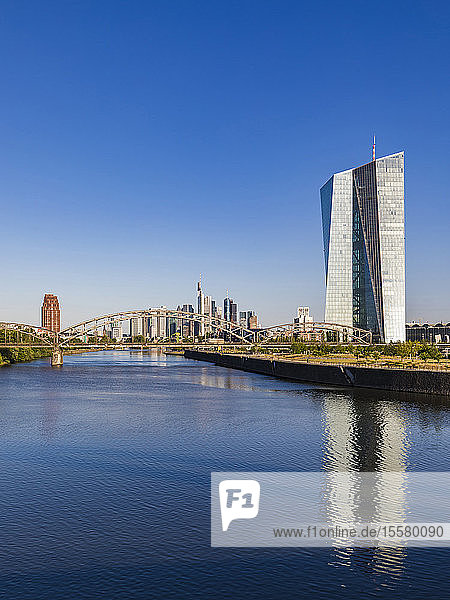 Blick auf den Main bei klarem Himmel in Frankfurt  Deutschland