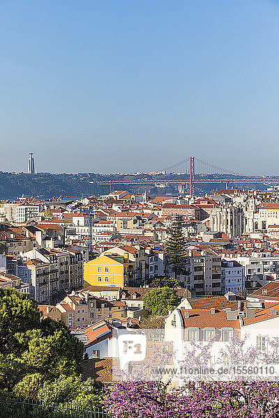 Gebäude und Brücke gegen den klaren Himmel am 25. April in Lissabon  Portugal