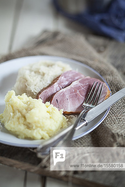 Sauerkraut,  Kartoffelpüree und Kassler,  geräucherte Schweinekoteletts,  auf Platte,  Studio