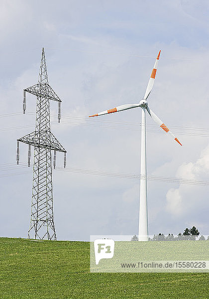 Deutschland  Bayern  Blick auf Windpark und Stromleitung