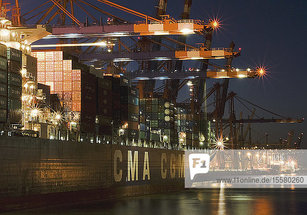 Deutschland  Hamburg  Containerschiff im Wasser im Hafen von Walter Hofer