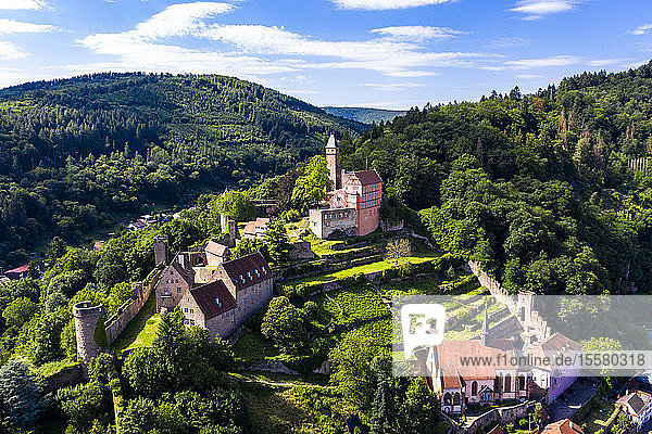 Luftaufnahme der Burg Zwingenberg auf dem Berg gegen den Himmel in der Stadt, Hessen, Deutschland
