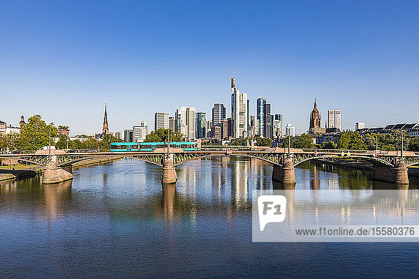 Ignatz-Bubis-Brücke über den Main vor blauem Himmel in Frankfurt  Deutschland