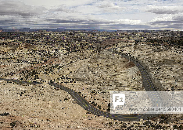 USA  Colorado  Blick auf Straße durch felsige Landschaft