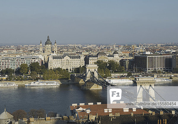 Ungarn  Budaperst  Ansicht der Kettenbrücke über die Donau mit der Stadt im Hintergrund