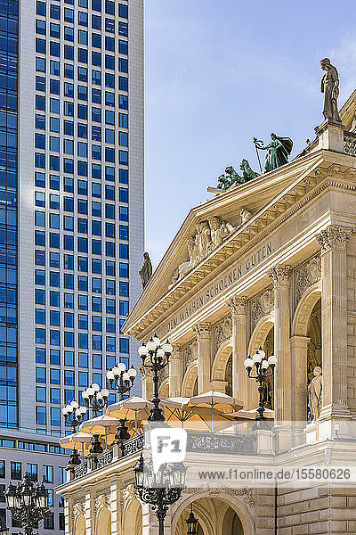 Niedrigwinkelansicht der Alten Oper Frankfurt und des Wolkenkratzers gegen den Himmel  Deutschland