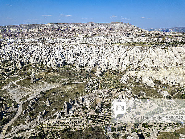 Luftaufnahme der vulkanischen Landschaft vor blauem Himmel während eines sonnigen Tages in Goreme  Kappadokien  Türkei