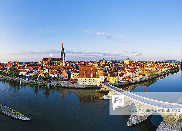 Luftaufnahme der Steinernen Brücke über die Donau gegen den Himmel bei Regensburg  Bayern  Deutschland