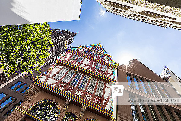 Niedrigwinkelansicht von Gebäuden gegen den Himmel während eines sonnigen Tages in Frankfurt  Deutschland