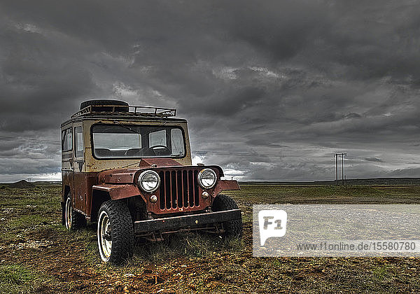 Island  Alter Jeep auf rauer Landschaft