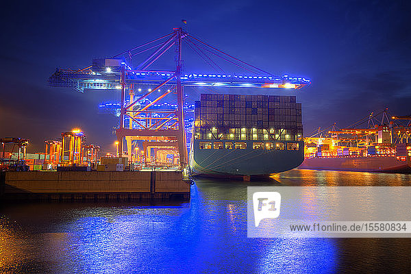 Deutschland  Hamburg  Kreuzfahrttage  Hamburger Hafen  Containerhafen  Containerschiff bei Nacht