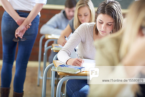Studenten im Klassenzimmer mit einer Prüfung