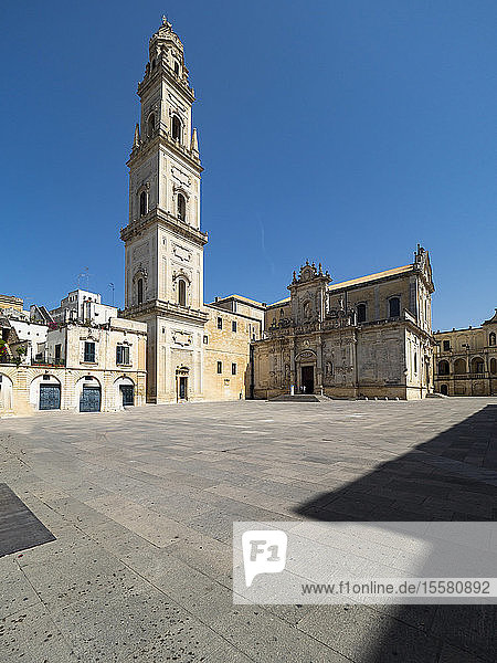 Außenansicht der Kathedrale von Lecce bei strahlend blauem Himmel an einem sonnigen Tag  Italien