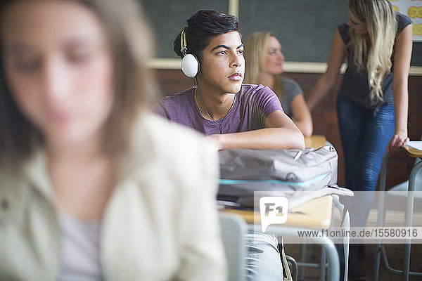 Schüler tragen Kopfhörer im Klassenzimmer