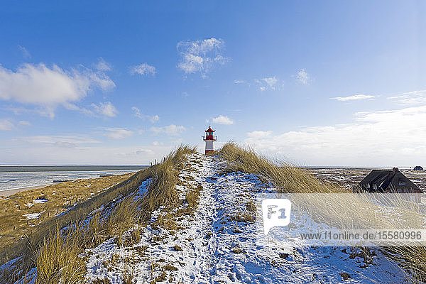 Deutschland, Schleswig-Holstein, Sylt, Strand, Düne und Leuchtturm im Winter