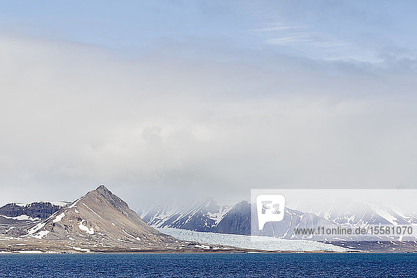 Europa  Norwegen  Spitzbergen  Svalbard  Blick auf Berge mit arktischem Ozean