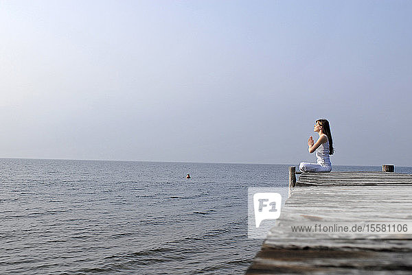 Italien,  Gardasee,  Junge Frau (20-25) übt Yoga
