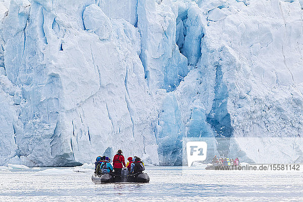 Europa  Norwegen  Spitzbergen  Svalbard  Blick auf das Tierkreiszeichenboot im Wasser in Gletschernähe