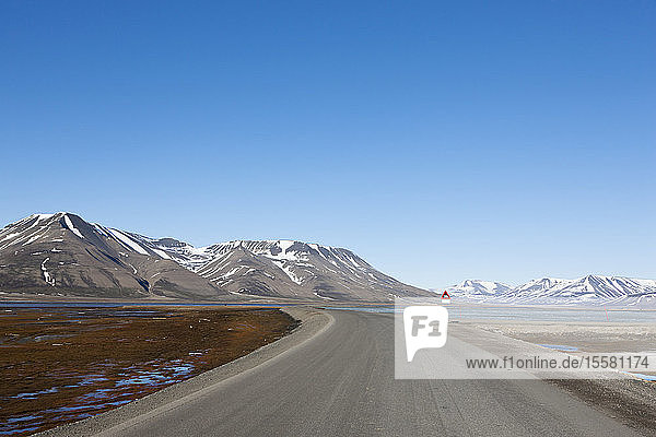 Europa  Norwegen  Spitzbergen  Svalbard  Longyearbyen  Ansicht der Straße mit Vorsicht Eisbärenschild