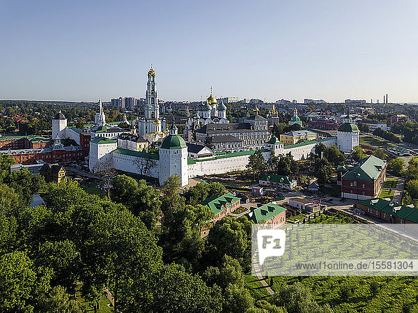 Dreifaltigkeits-Lavra des heiligen Sergius gegen den klaren Himmel bei Sergiev Posad  Moskau  Russland