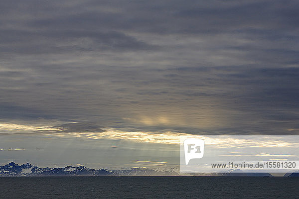 Europa  Norwegen  Spitzbergen  Spitzbergen  Svalbard  Blick auf Berge und Gletscher mit Meer in der Abenddämmerung