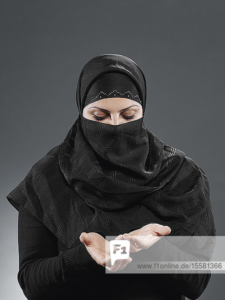Muslimische Frau betet