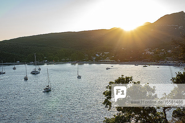 Griechenland  Parga  Segelboote auf dem Meer bei Sonnenuntergang