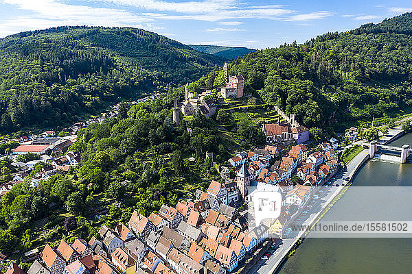 Luftaufnahme der Burg Zwingenberg auf dem Berg in der Stadt  Hessen  Deutschland