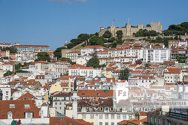 Lissaboner Stadtbild mit Schloss Sao Jorge gegen den Himmel in Portugal