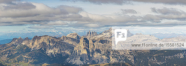 Panoramaaufnahme des Piz Boe und des Langkofels vom Lagazuoi  Italien