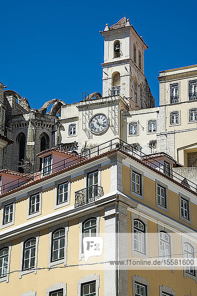 Niedrigwinkelansicht von Wohngebäuden in Bairro Alto  Lissabon  Portugal
