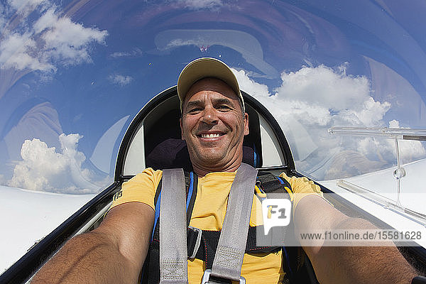 Deutschland  Bayern  Bad Tölz  Reifer Mann im Segelflugzeug  lächelnd  Porträt