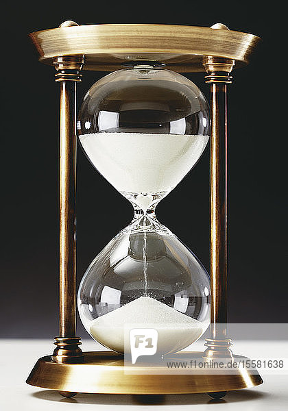 Sanduhr auf schwarzem Hintergrund, Nahaufnahme