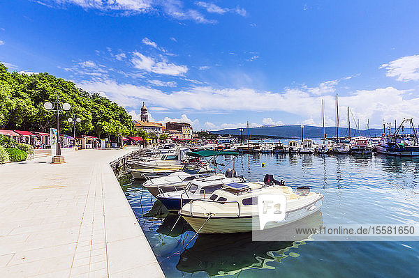 Boote vertäut in der Adria vor blauem Himmel bei Krk  Kroatien