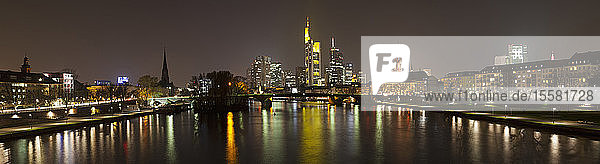 Deutschland  Frankfurt  Stadtansicht bei Nacht