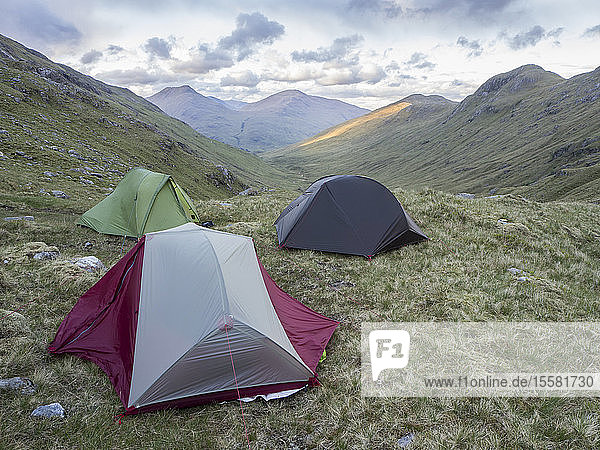 Zelte auf Bergen gegen den Himmel  Schottland  UK