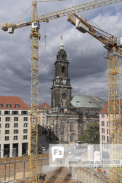 Hochwinkelansicht von Kränen und Kreuzkirche vor bewölktem Himmel in der Stadt  Sachsen  Deutschland