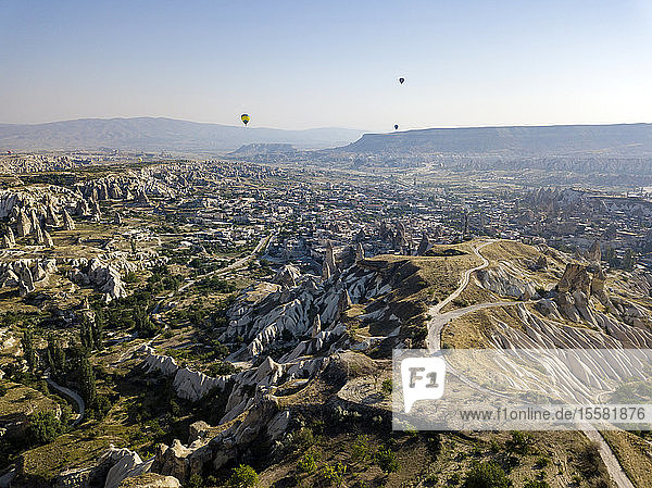 Landschaftlicher Blick auf den Goreme-Nationalpark bei klarem Himmel  Kappadokien  Türkei