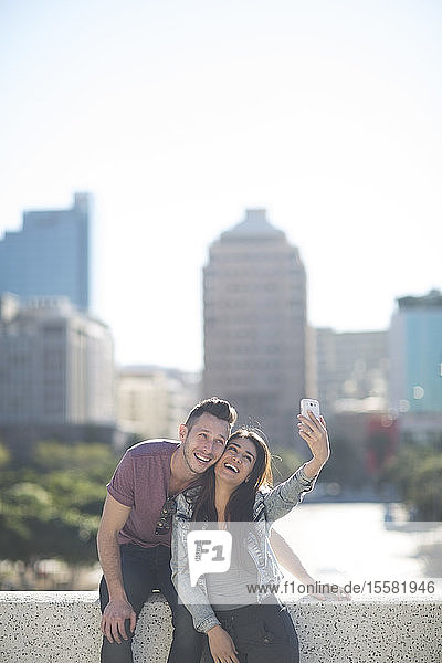 Glückliches junges Paar beim Selfie mit Smartphone