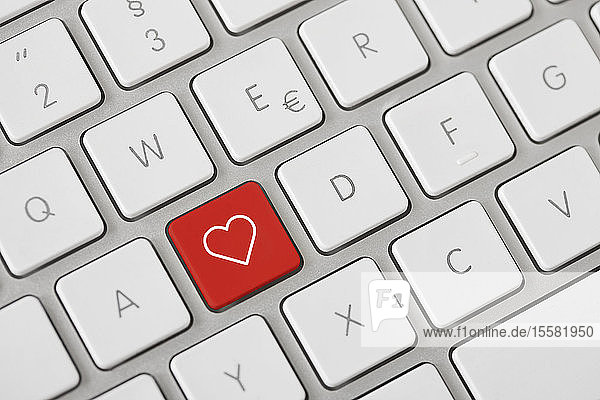 Nahaufnahme einer PC-Tastatur mit Herztaste