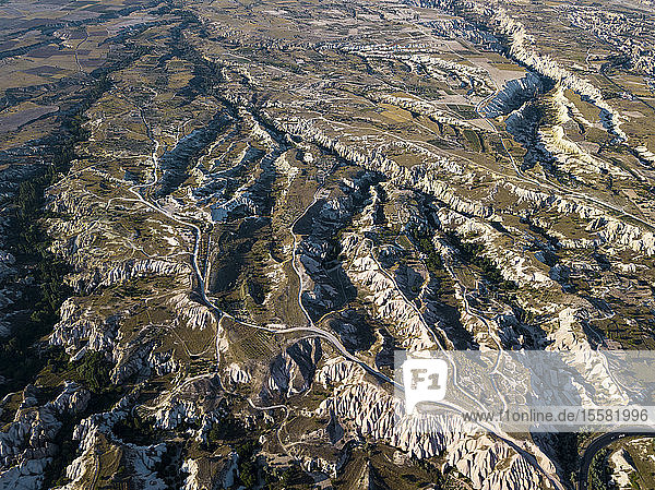 Luftaufnahme der felsigen Landschaft von Uchisar  Kappadokien  Türkei