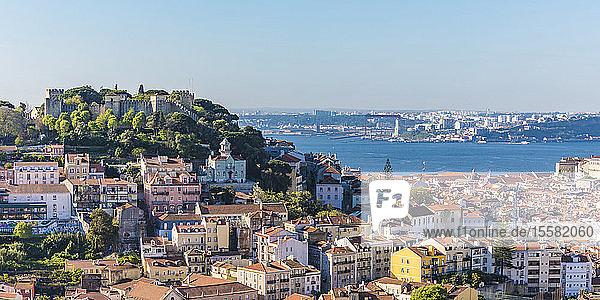 Castelo Sao Jorge und Stadtbild gegen den klaren Himmel in Lissabon  Portugal
