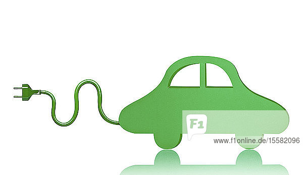 Grünes Elektroauto-Spielzeug vor weißem Hintergrund