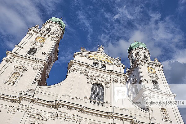 Tiefblick auf den Stephansdom vor blauem Himmel in der Altstadt