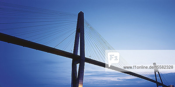 Kanada  Britisch-Kolumbien  Vancouver  Moderne Brücke gegen den Himmel