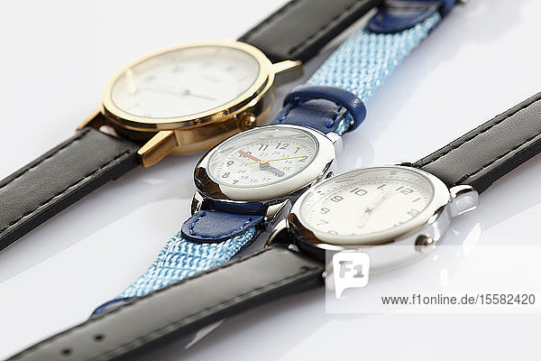 Armbanduhren auf weißem Hintergrund